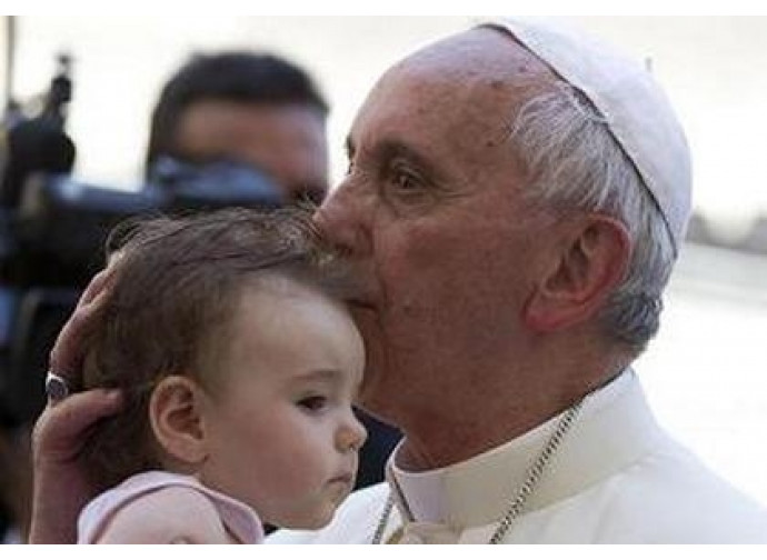 Papa Francesco con una bimba